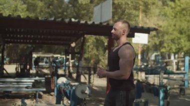 Güçlü vücut geliştirmeci egzersiz için hazırlanıyor