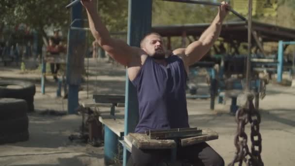 Hombre trabajando en la máquina de extracción de cable Lat — Vídeos de Stock