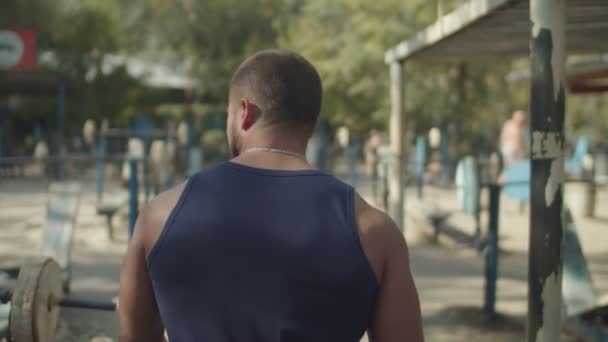 Muskularny brutalny facet gotowy do treningu siłowego — Wideo stockowe