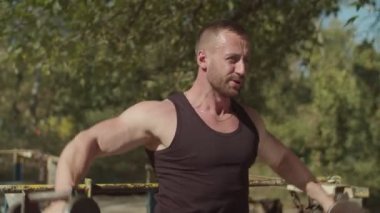 Ciddi fit adam shioulder dumbbell sinek dışarı çalışıyor