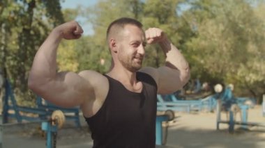 Çift pazı poz ayakta Acımasız kaslı adam