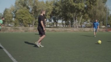 Futbol takımı oyuncuları antrenman sırasında koşarlar