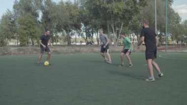 Futbol takımı futbol maçında bir gol attı