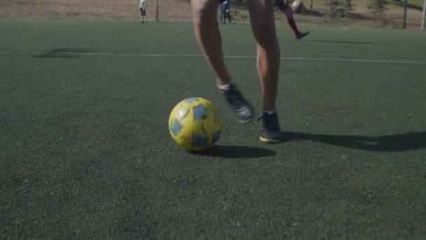 Pernas jogador de futebol driblando durante o jogo de futebol — Vídeo de Stock