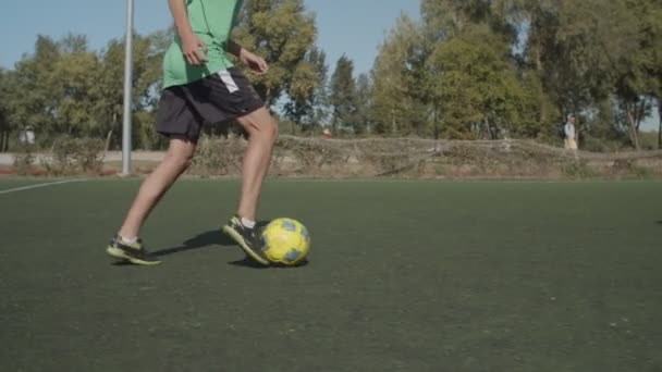 Futbolista pasando por encima de los defensores durante driblings — Vídeos de Stock