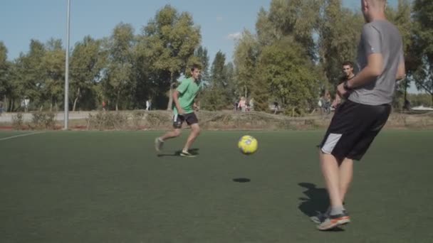 Fútbol hacia adelante haciendo intento de anotar gol — Vídeo de stock