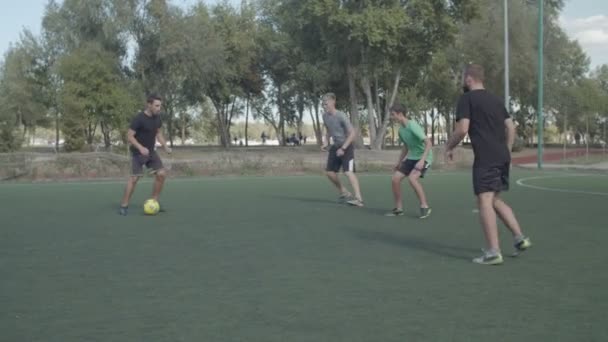 Fotbalový tým skóruje gól ve hře fotbal — Stock video