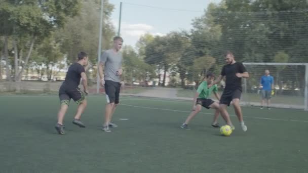 試合中にセーブをするサッカーゴールキーパー — ストック動画