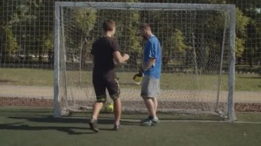 Futbol maçında gol atan futbolcu