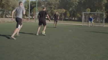 Futbol defans oyuncusunun rakibe karşı uyguladığı faul
