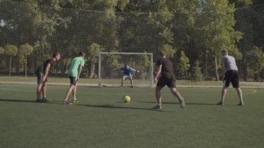 Futbol forvet oyun sırasında penaltı vuruşu eksik