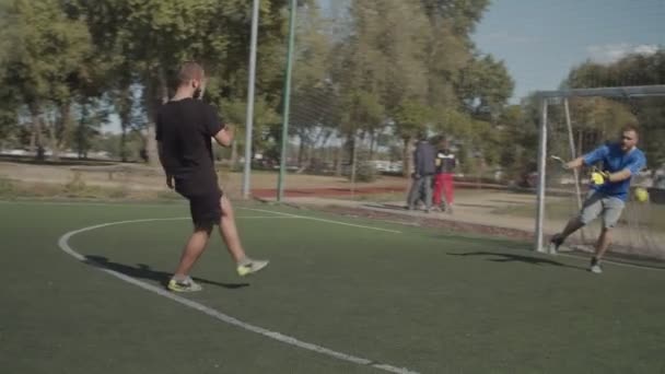 Jugador de fútbol anotando un gol después de penalti — Vídeo de stock