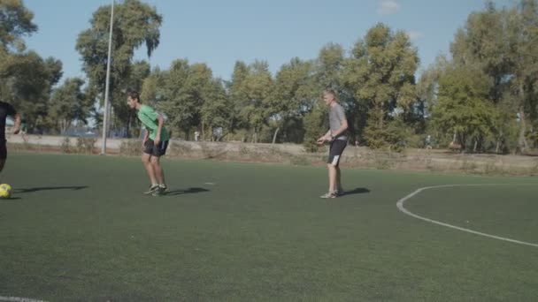 Voetbalkeeper het maken van een save tijdens het voetbalspel — Stockvideo