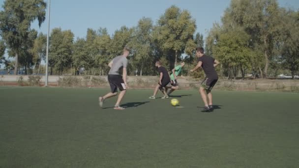 Ο επιθετικός ποδοσφαίρου σκοράρει ένα γκολ κατά τη διάρκεια του αγώνα — Αρχείο Βίντεο