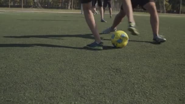 Futbolcu top sürme ve feints performans — Stok video