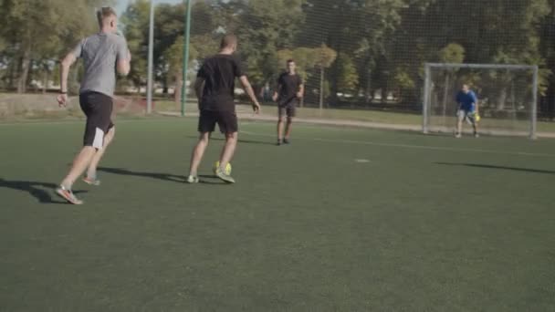Мяч, совершенный защитником футбола против противника — стоковое видео