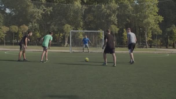 Fotbollsspelare misslyckas med att göra mål efter straffspark — Stockvideo