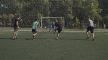 Futbol kalecisi penaltıdan bir gol ödün