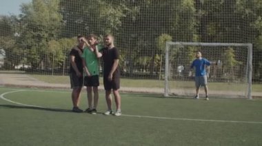 Savunma ekibi serbest vuruş engellemek için bir duvar oluşturan