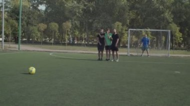 Futbolcu futbol oyunu sırasında serbest vuruş alıyor