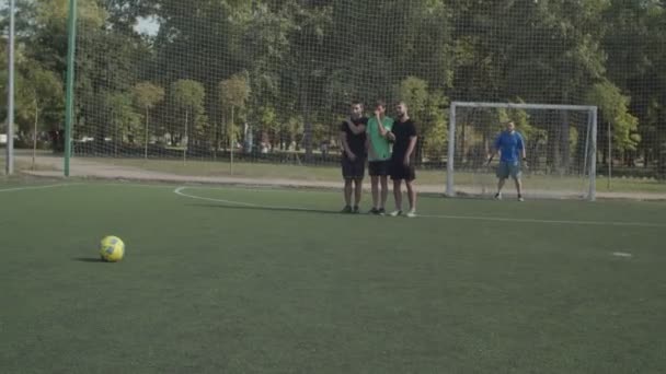 Futebolista dando um pontapé livre durante o jogo de futebol — Vídeo de Stock