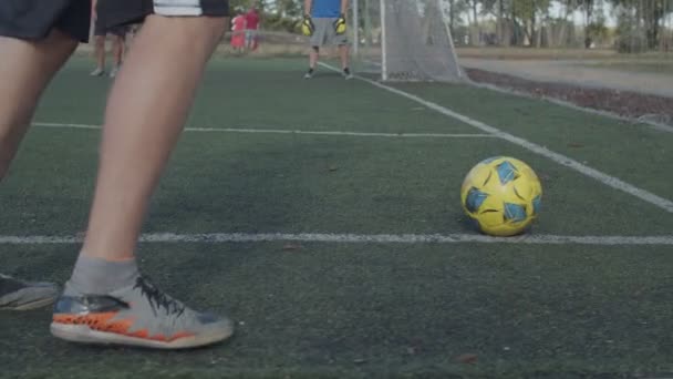 Football player kicking ball on corner kick — Stock Video