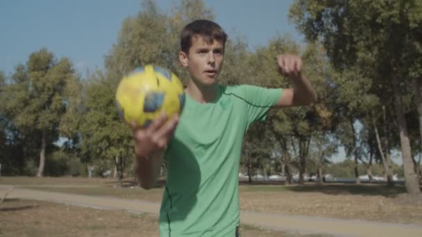 Soccer Player juiste throw-in tijdens het spel — Stockvideo