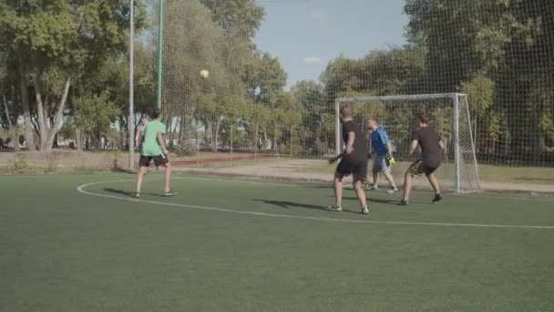 Jugador de fútbol encabezando pelota tras patada de esquina — Vídeo de stock