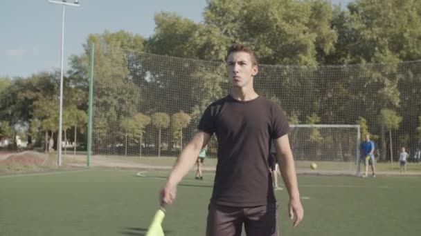 Assistente árbitro em ação durante jogo de futebol — Vídeo de Stock