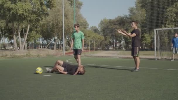 Voetbal scheidsrechter toont gele kaart aan speler — Stockvideo