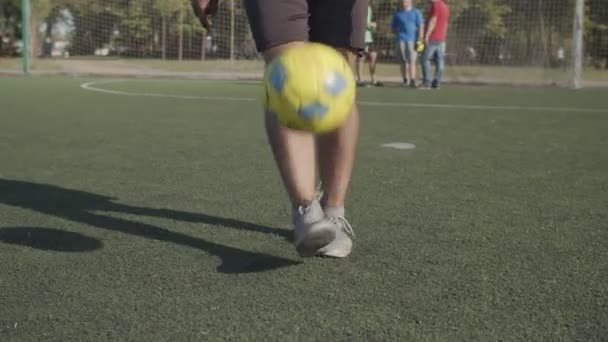 Fútbol jugador piernas rebotando pelota en el campo — Vídeos de Stock