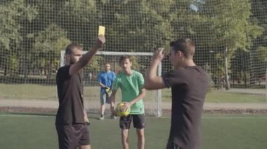 Gergin futbolcu sarı kart tarafından uyarıldı