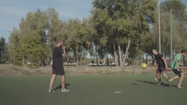 Voetbal scheidsrechter wijzen op penalty plek tijdens wedstrijd — Stockvideo