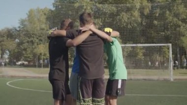 Futbol maçından önce sokak futbolu takımı kucaklıyor