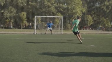 Futbol takımı penaltı atışını kutluyor.