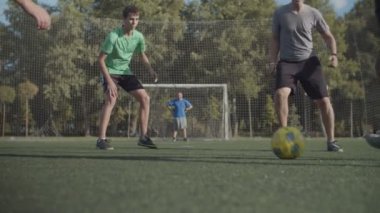 Sokak futbolcuları sahada oyun oynuyorlar