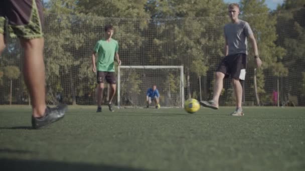 ストリートサッカー選手が試合中にボールを通過 — ストック動画