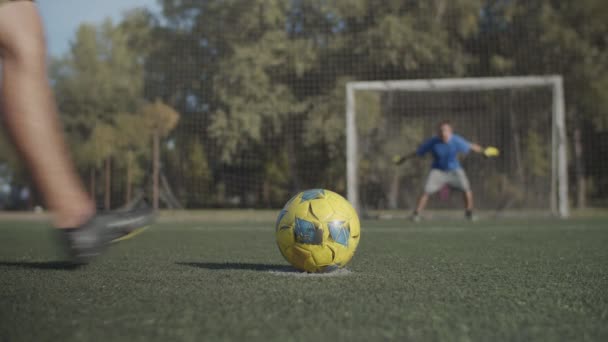 Voetballer scoort een doelpunt na penalty schot — Stockvideo
