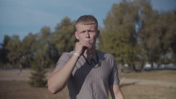 Árbitro de fútbol mostrando tarjeta roja en el campo — Vídeo de stock