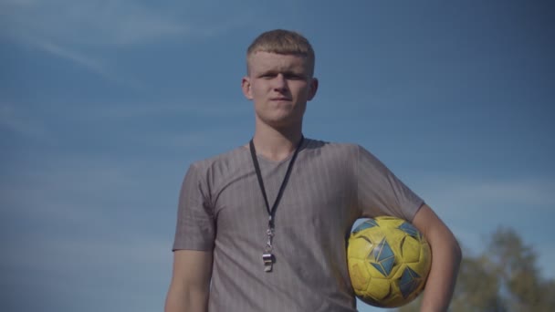 Fußballschiedsrichter mit roter Karte schickt Spieler vom Platz — Stockvideo