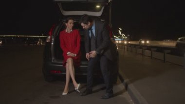 İş çifti gece araba bagajında dinleniyor.