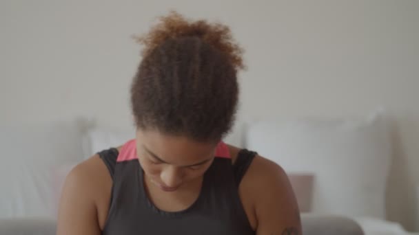 Entspannte schwarze Frau macht Nackenstreckübung — Stockvideo