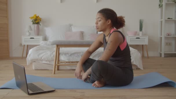 Formda bir kadın çevrimiçi fitness eğitmenine başvuruyor. — Stok video