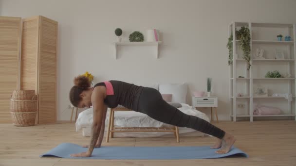 Mujer de fitness haciendo ejercicio de tablón en casa — Vídeos de Stock