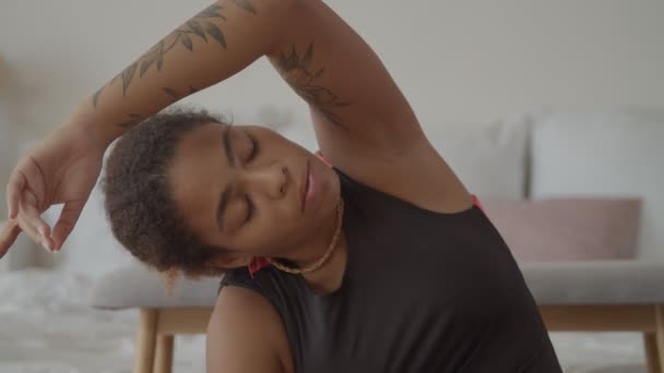 Donna che lavora fuori facendo esercizi di stretching yoga — Video Stock
