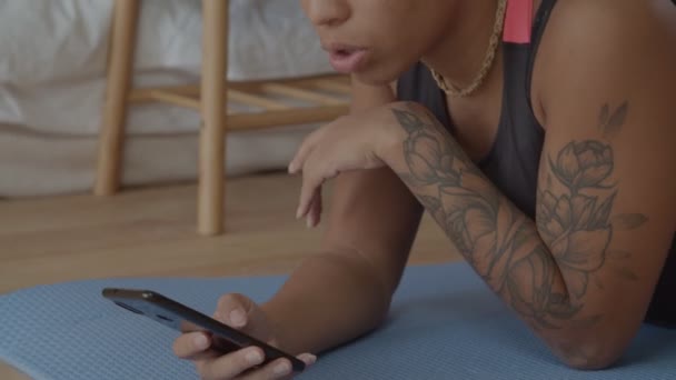 Unbekümmerte afrikanisch-amerikanische Frauennetzwerke am Telefon — Stockvideo