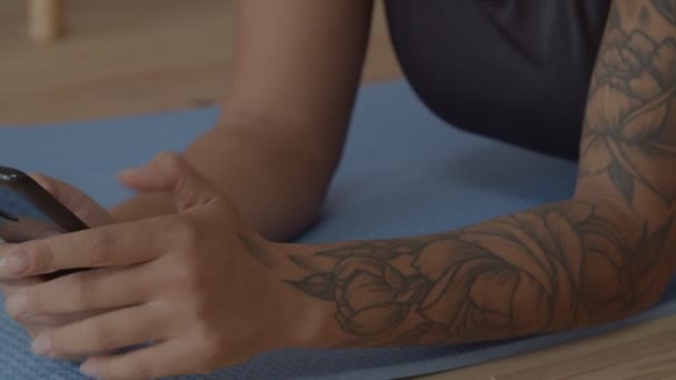 Mujer positiva charlando en línea en el teléfono móvil — Vídeos de Stock