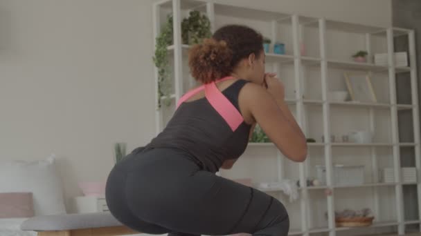 Midsectie van fitness vrouw hurken thuis — Stockvideo