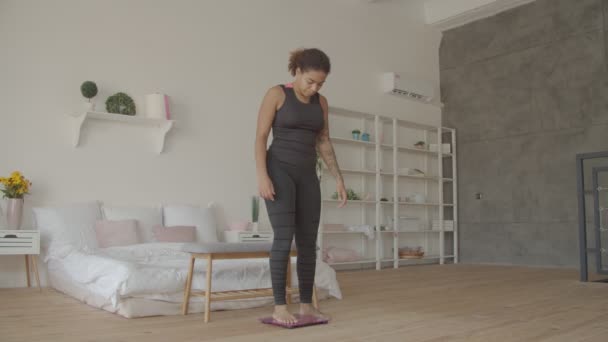 Femme afro-américaine bouleversée sur balance — Video