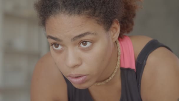 Determinados ojos intensos mirada de atleta femenina — Vídeo de stock